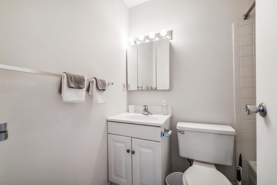 PP 1301 Modern Corporate 2br, pool, Gym Apartment in Harrisburg