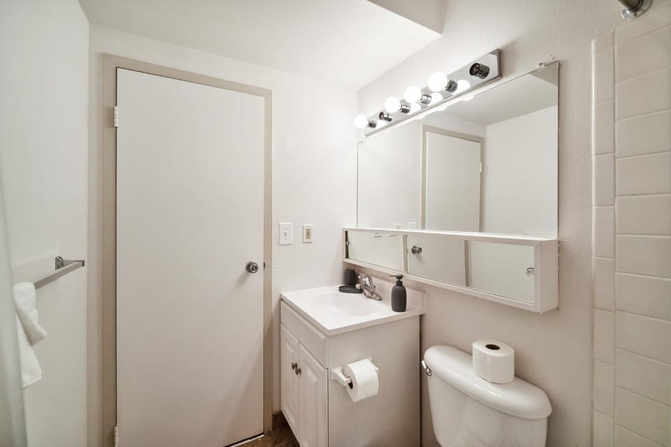 PP 1306 Modern Corporate 1br, pool, Gym Apartment in Harrisburg