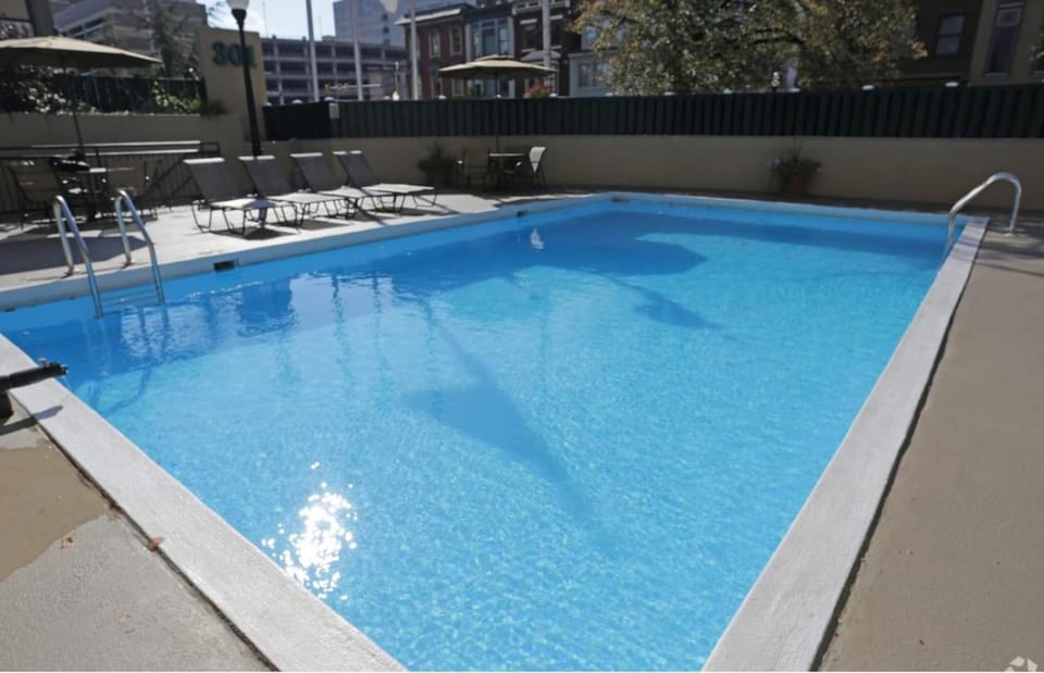 PP 1506 Beautiful Professional 1br Apt, Pool Apartment in Harrisburg