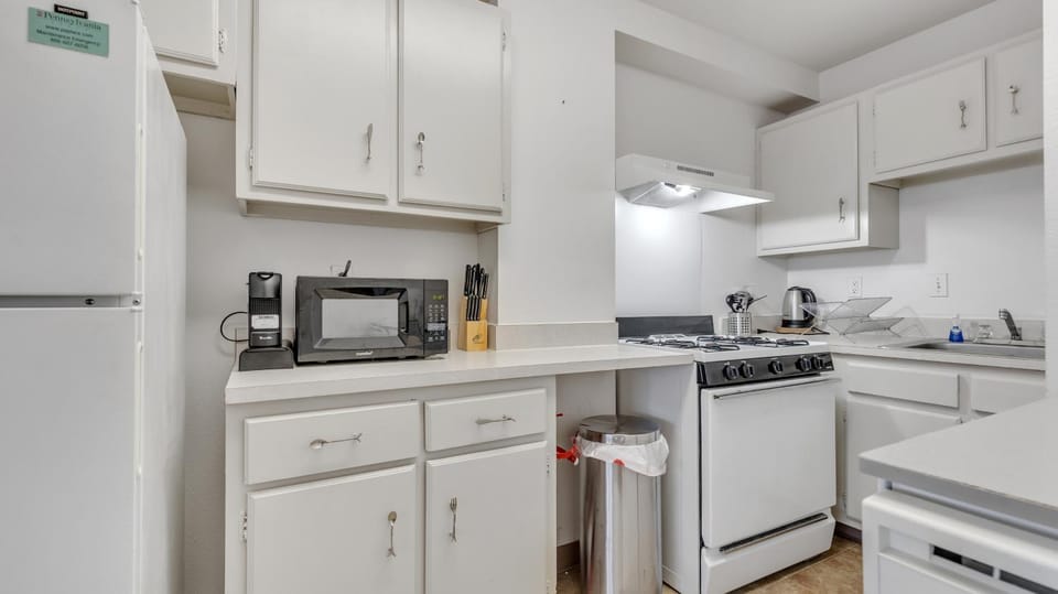 PP 1506 Beautiful Professional 1br Apt, Pool Apartment in Harrisburg