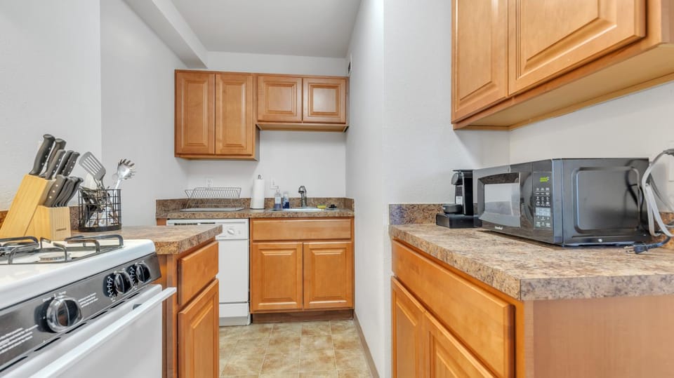 PP 1606 Beautiful Professional 1br Apt, Pool Apartment in Harrisburg
