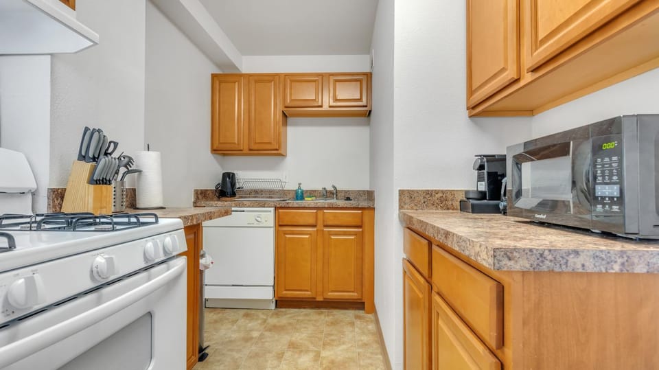 PP 2006 Beautiful Professional 1br Apt, Pool Apartment in Harrisburg