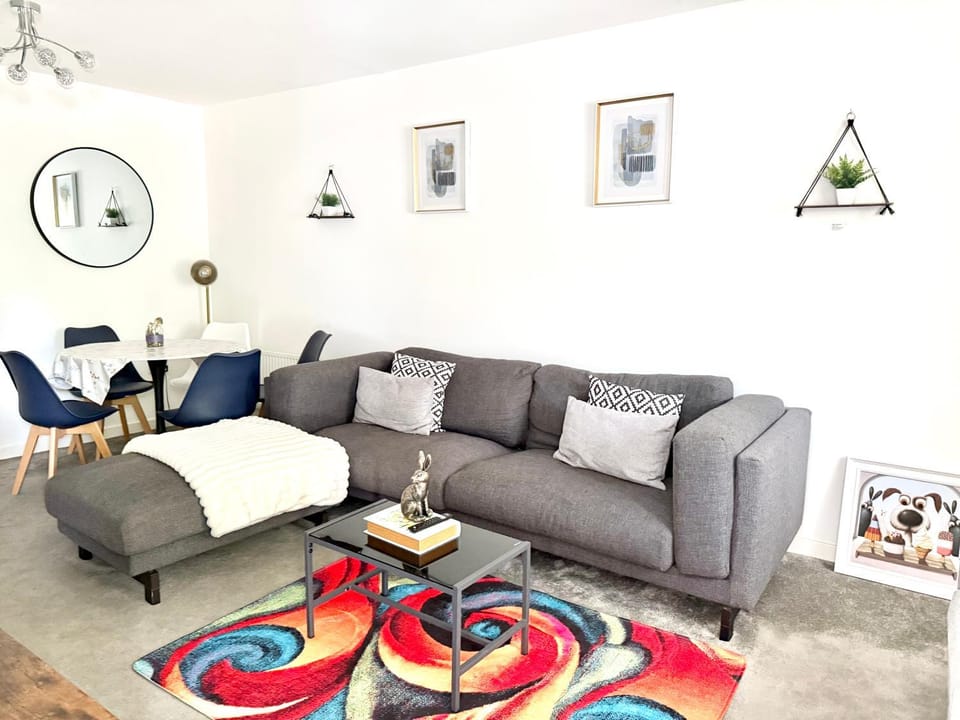 Ashford Home off M20 with 2x Private Parking - Long Stays House in Ashford