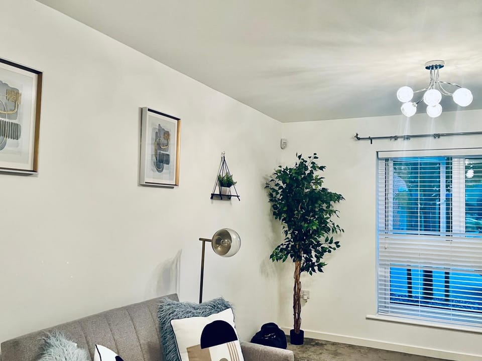 Ashford Home off M20 with 2x Private Parking - Long Stays House in Ashford