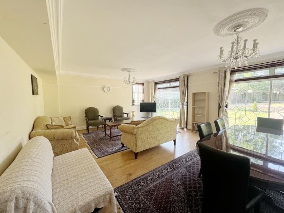 Bright & Spacious House Near Central London House in London