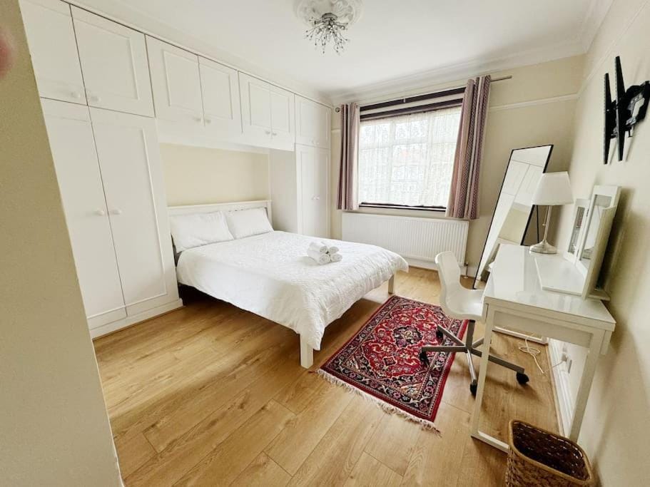 Bright & Spacious House Near Central London House in London