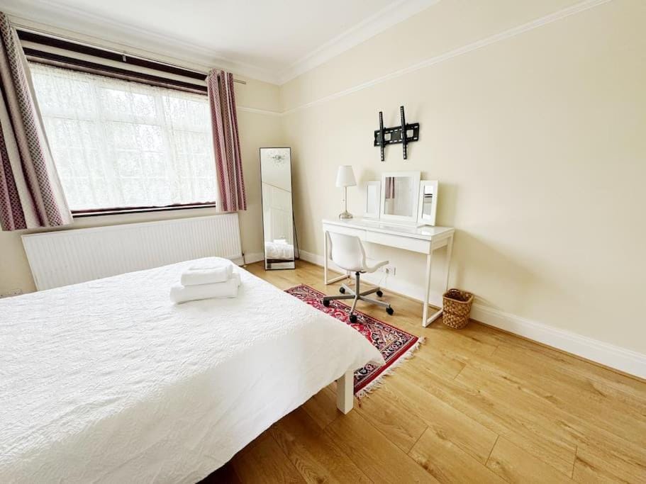 Bright & Spacious House Near Central London House in London