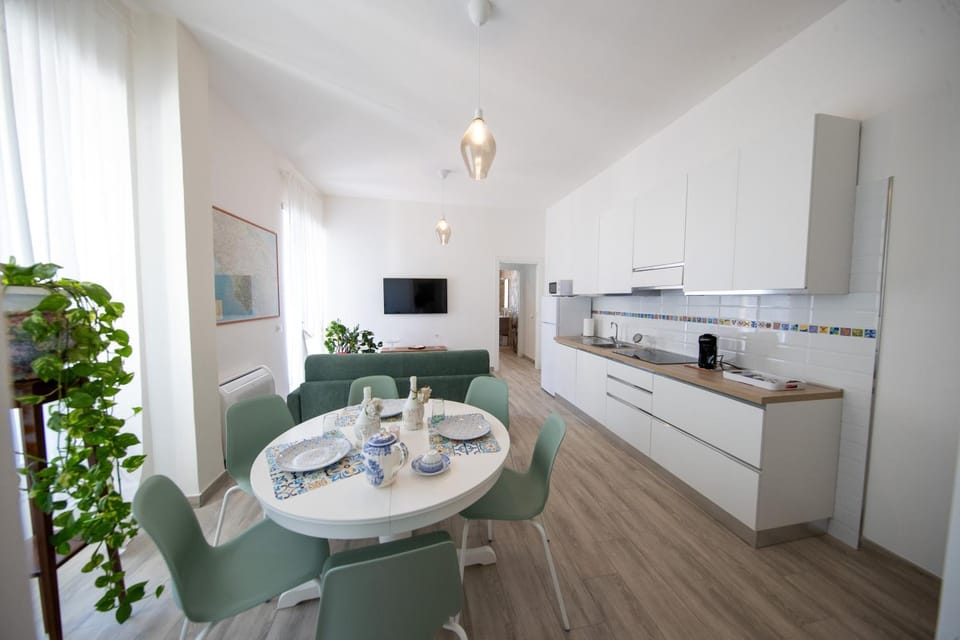 TV and multimedia, Kitchen or kitchenette, Living room, Seating area, Dining area, pet friendly, stove