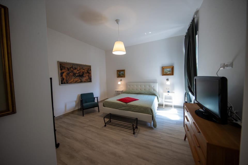 Bed, TV and multimedia, Photo of the whole room, Bedroom