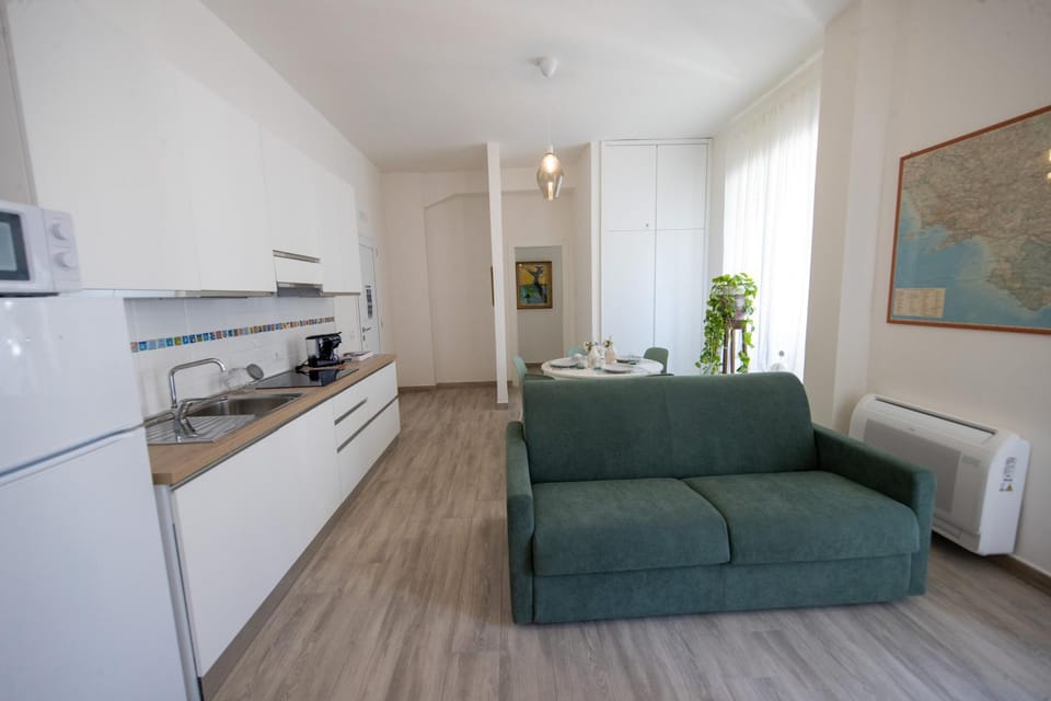 TV and multimedia, Kitchen or kitchenette, Living room, Seating area, Dining area, oven, pet friendly, stove