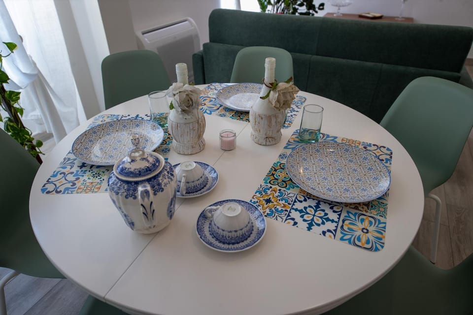 Coffee/tea facilities, Living room, Seating area, Dining area