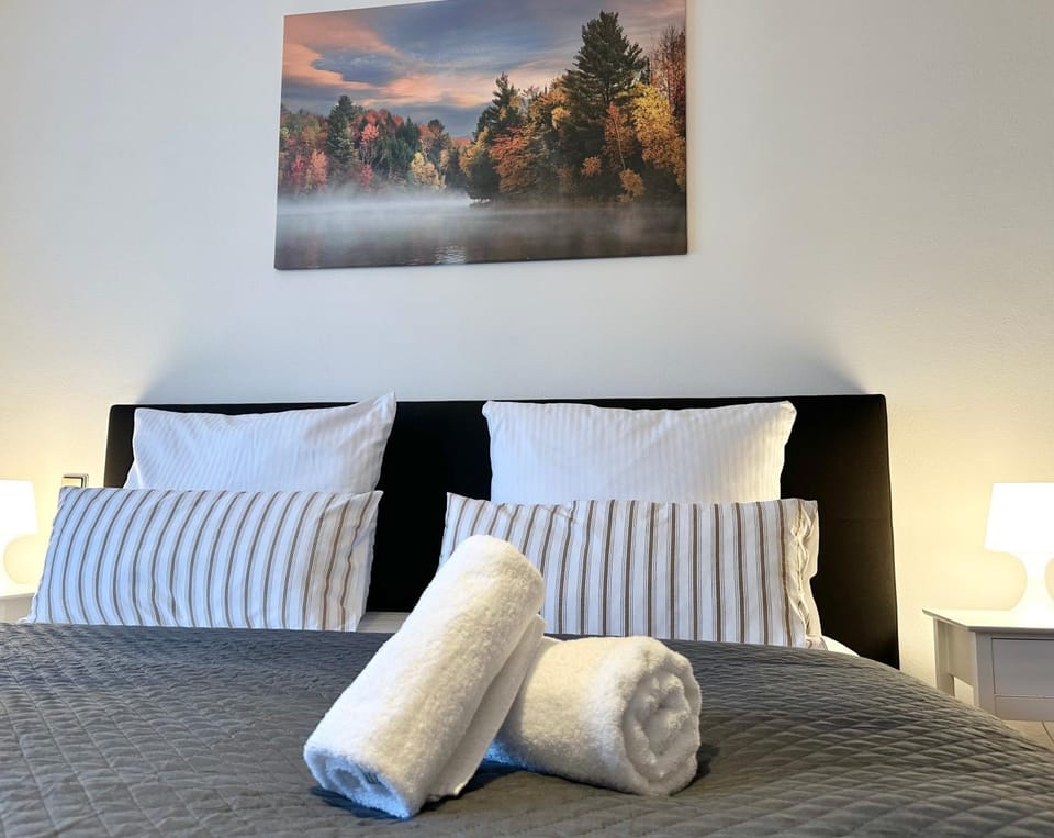 Bed, Bedroom, towels