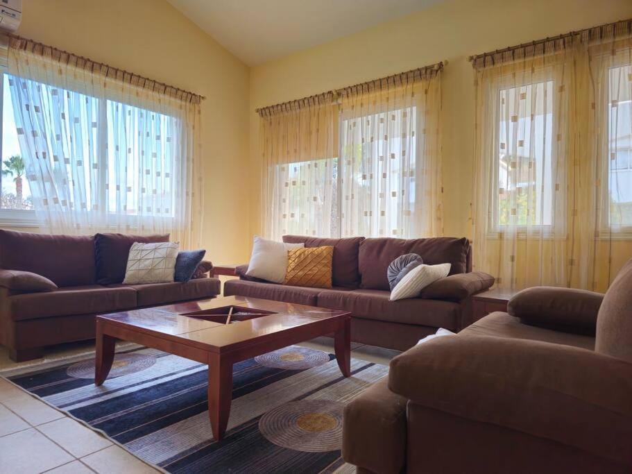 Villa & pool 3 bedrooms 2 minutes from the beach Villa in Peyia