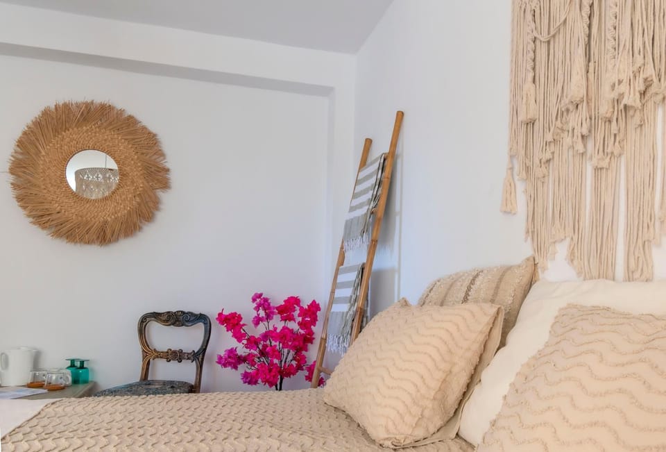 Property building, Bed, Decorative detail, Decorative detail, Bedroom