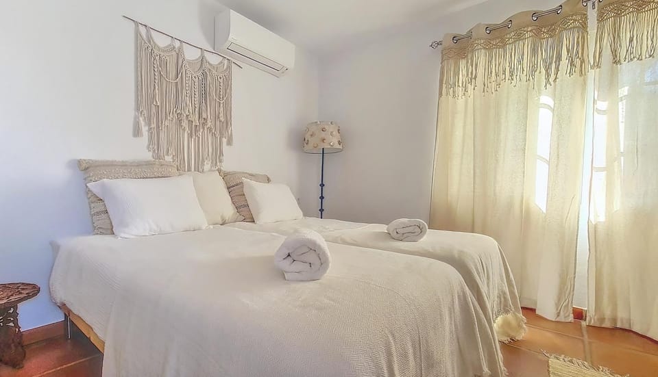 Property building, Bed, Photo of the whole room, Bedroom, Guests, towels, air conditioner