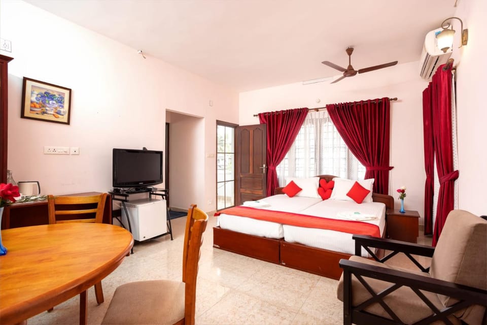 Bed, Photo of the whole room, Dining area, Bedroom