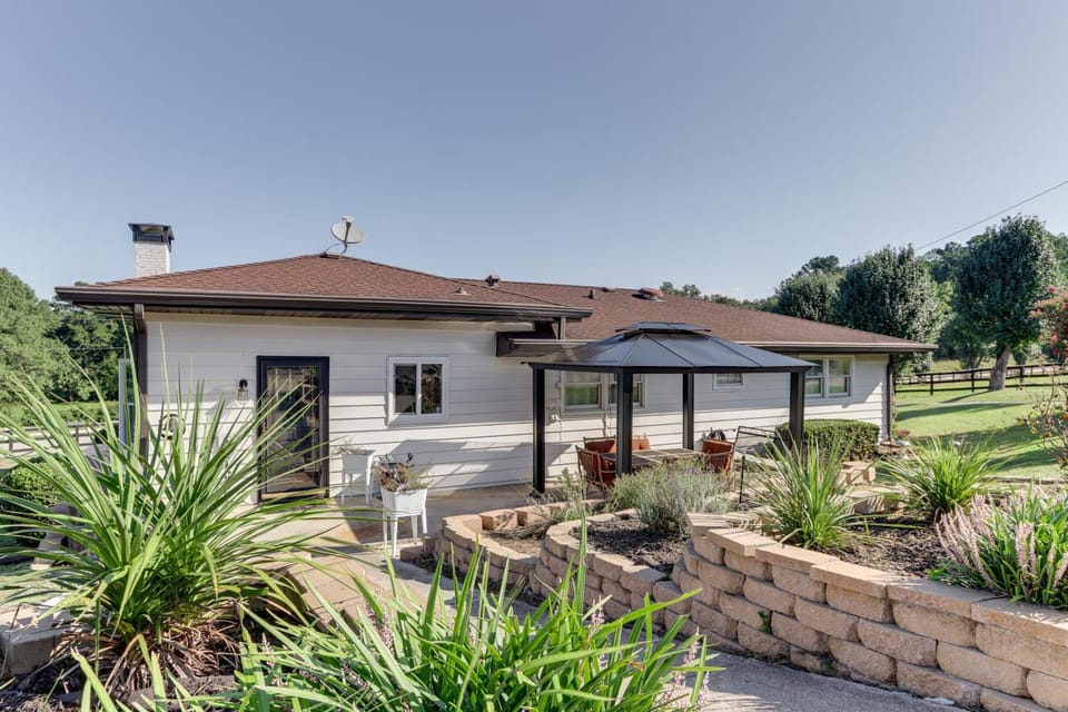 Property building, Patio, Balcony/Terrace, Garden view, Garden view, Parking