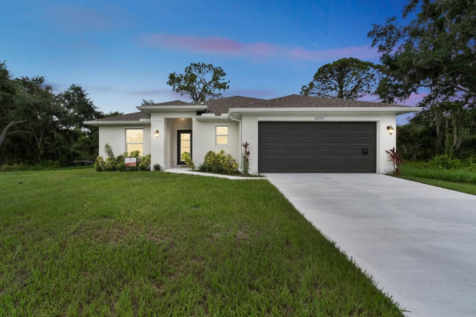 The Balboa - Modern Luxury Getaway House in North Port