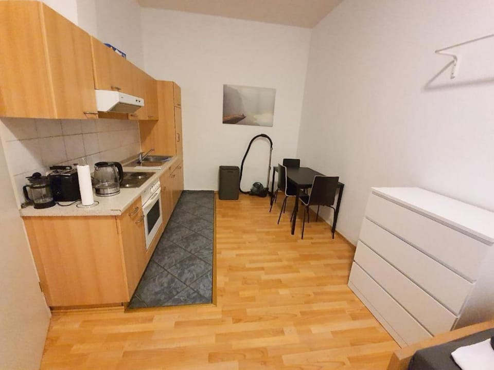 Coffee/tea facilities, Dining area, oven, pet friendly, stove, toaster
