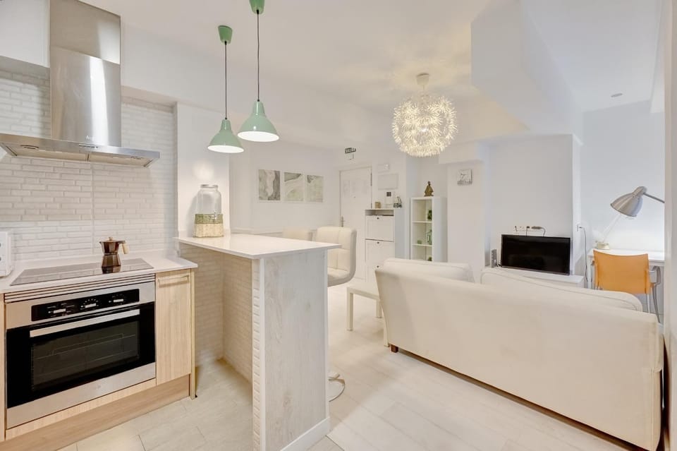 Kitchen or kitchenette, Living room, Photo of the whole room, Seating area, Dining area, oven, stove