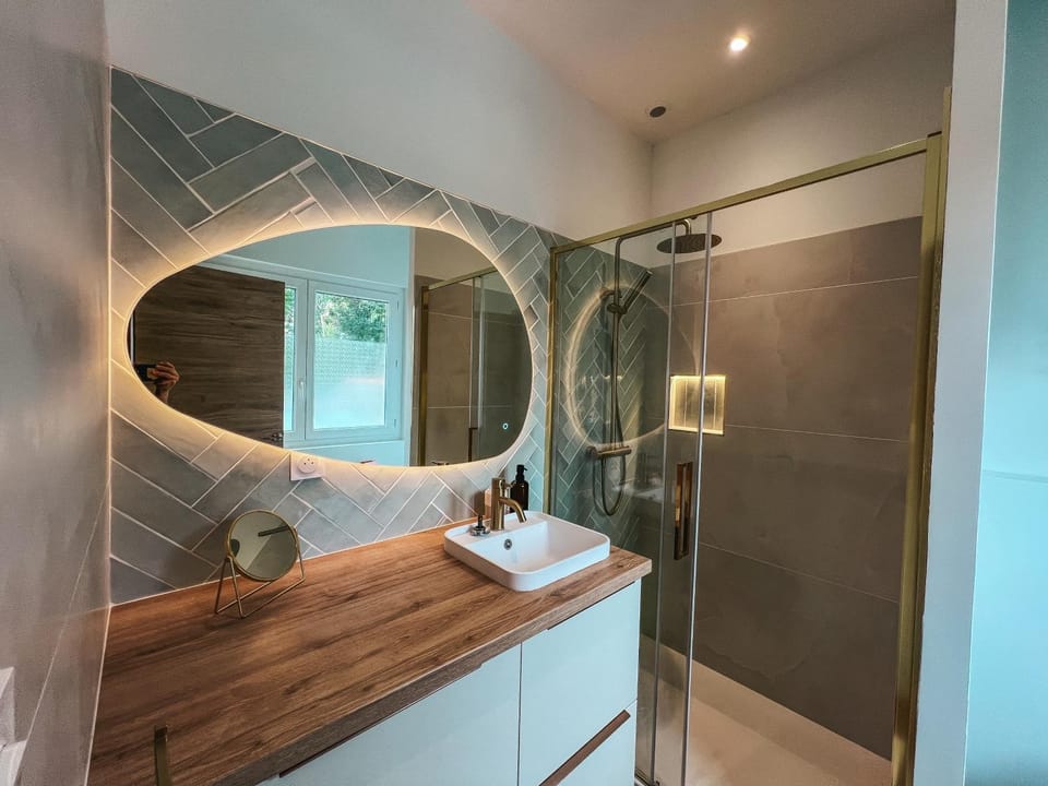 Shower, hair dryier, towels, washing machine
