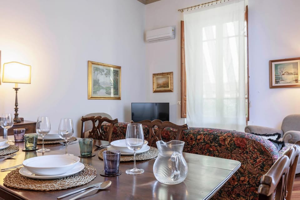 Seating area, Dining area