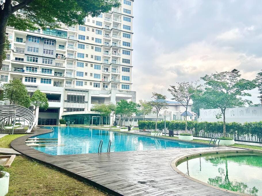 SC 1-10pax 2Room Sky pod Puchong IOI Mall 5Bed LRT Apartment in Subang Jaya