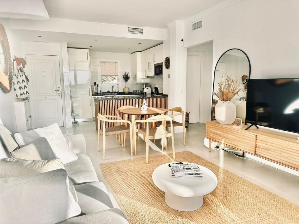 TV and multimedia, Coffee/tea facilities, Kitchen or kitchenette, Living room, Seating area, Dining area, oven