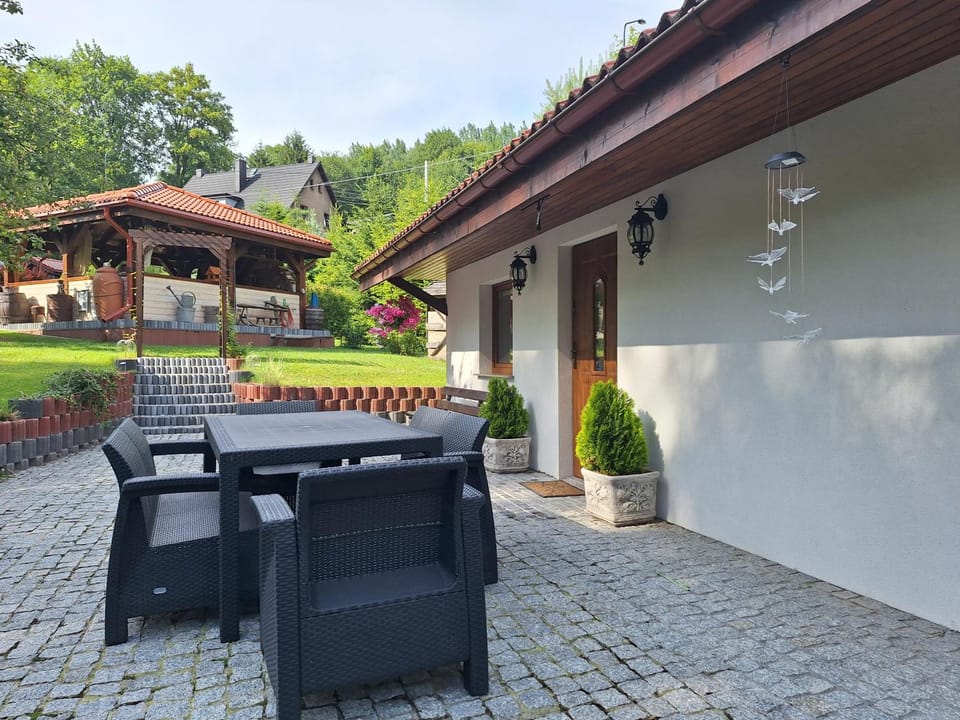 Property building, Day, Garden, Balcony/Terrace