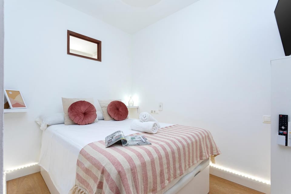 Bed, TV and multimedia, Photo of the whole room, Bedroom, towels
