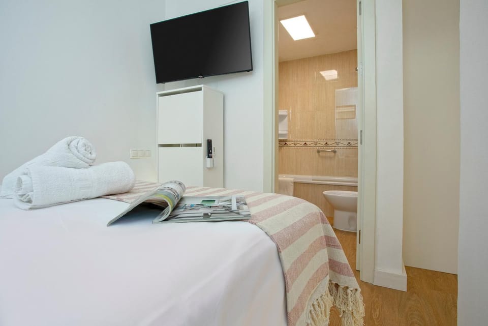Bed, TV and multimedia, Photo of the whole room, Bedroom, towels, wardrobe