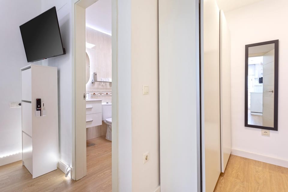 Bed, Bathroom, TV and multimedia, Bedroom, wardrobe