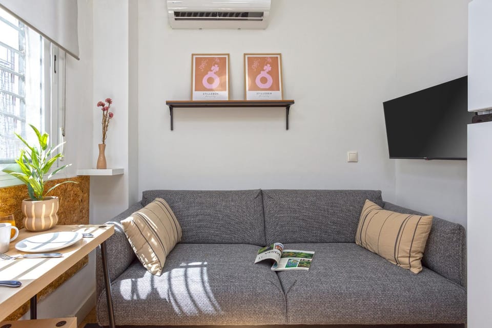 TV and multimedia, Living room, Seating area, Evening entertainment, air conditioner