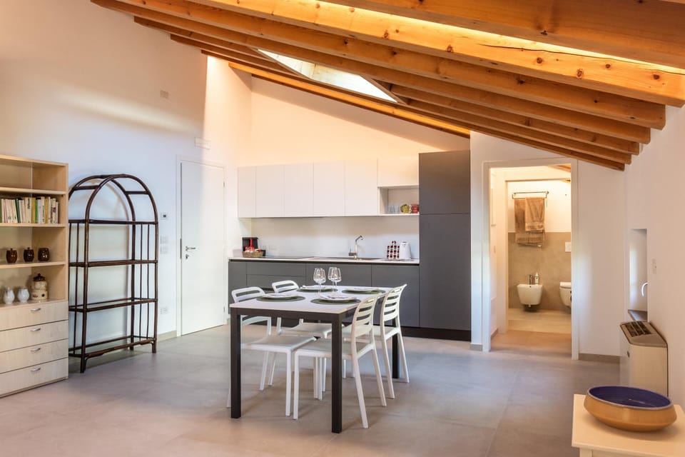 Kitchen or kitchenette, Living room, Seating area, Dining area