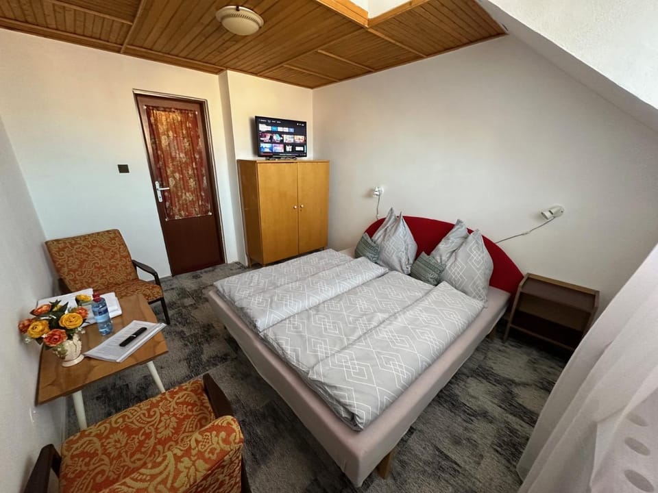 Bed, TV and multimedia, Photo of the whole room