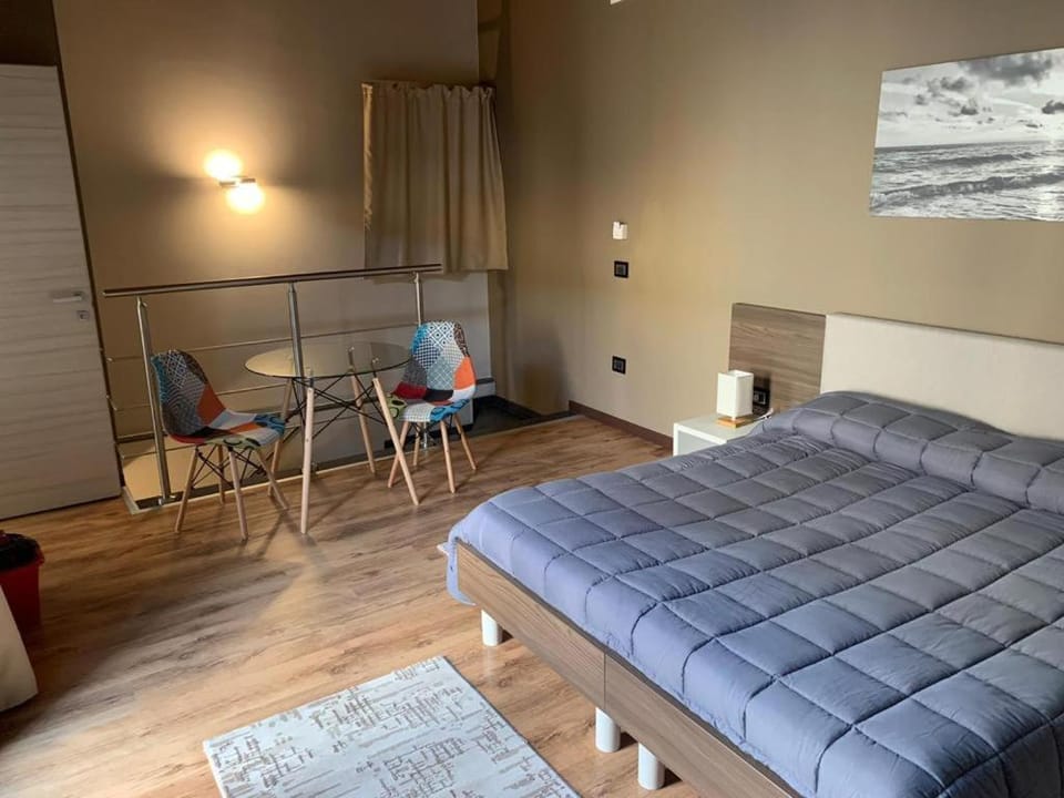 Bed, Photo of the whole room, Seating area, Bedroom