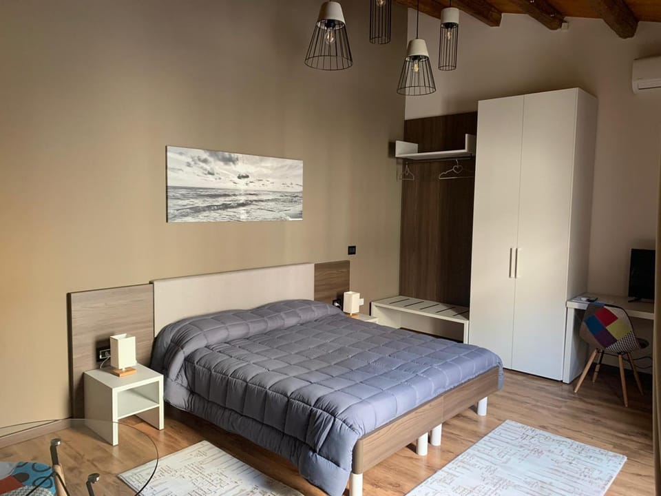 Photo of the whole room, Bedroom, wardrobe