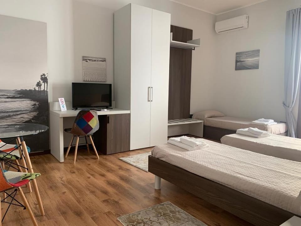 Bed, TV and multimedia, Photo of the whole room, Seating area, Evening entertainment, Bedroom, wardrobe, air conditioner