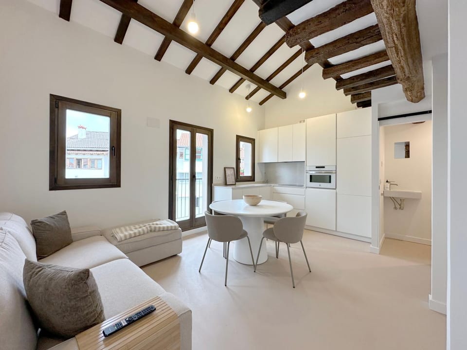Kitchen or kitchenette, Living room, Seating area, Dining area, stove