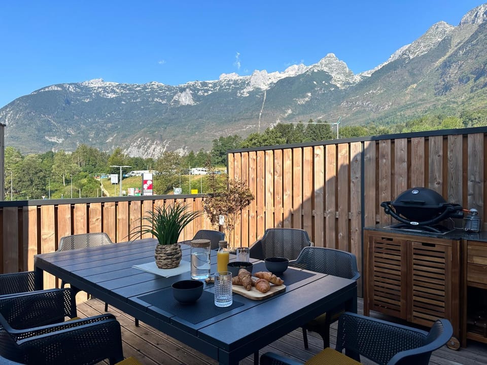 Balcony/Terrace, Seating area, Dining area, Mountain view