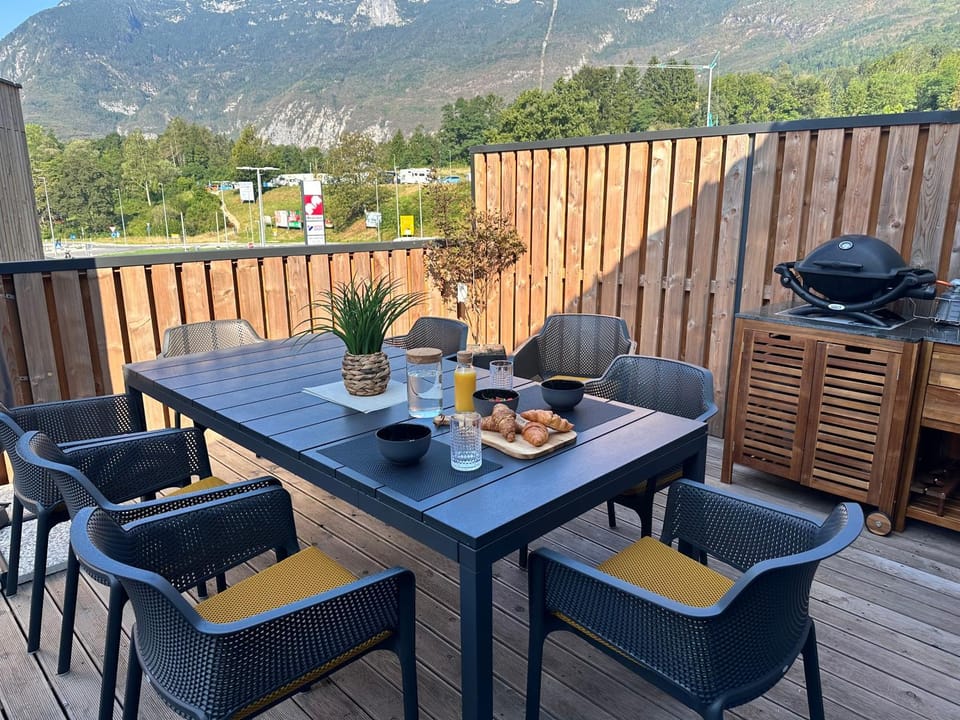 BBQ facilities, Balcony/Terrace, Seating area, Dining area, Mountain view