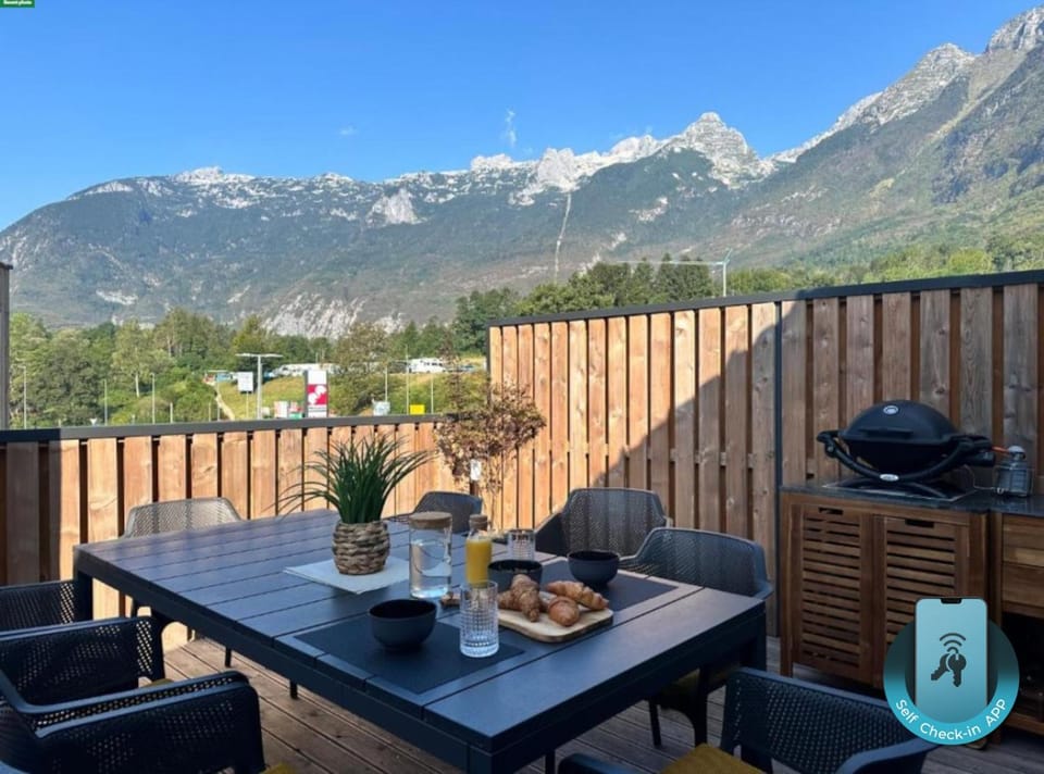 Property building, Balcony/Terrace, Dining area, Mountain view