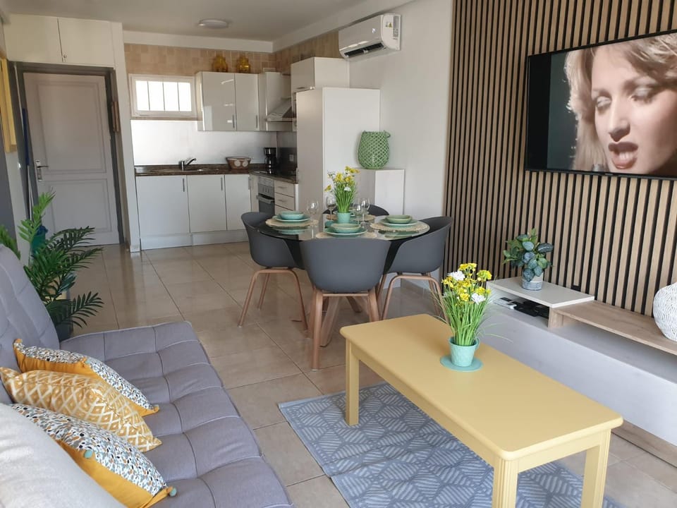 TV and multimedia, Kitchen or kitchenette, Living room, Seating area, Dining area