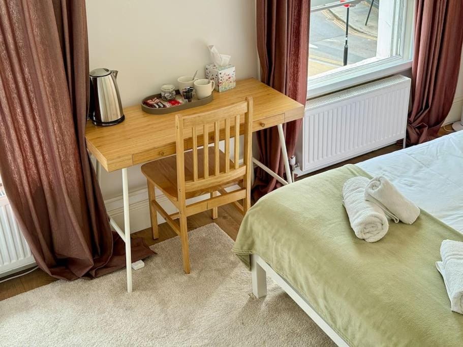 Bed, Coffee/tea facilities, Seating area, Bedroom, towels