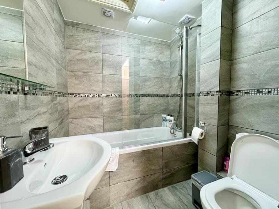 Shower, Toilet, Bathroom, Bath, towels