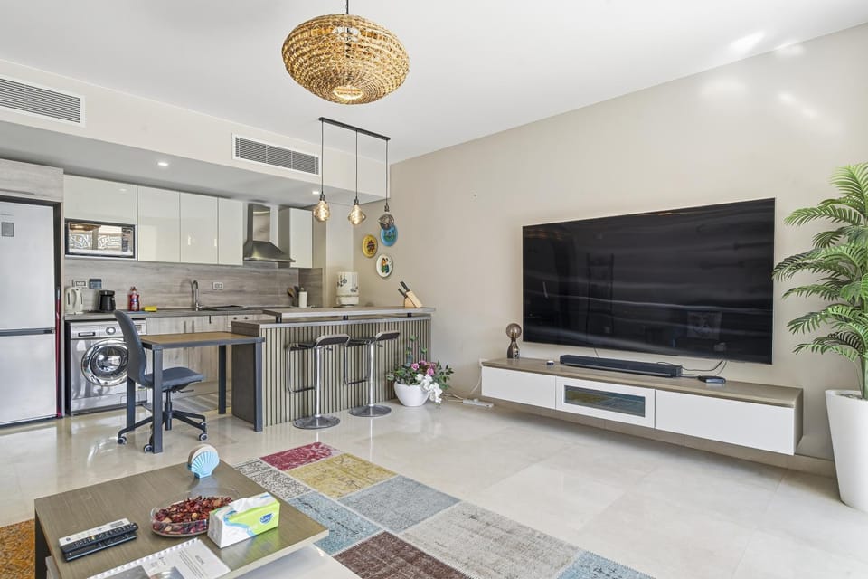 Communal lounge/ TV room, TV and multimedia, Kitchen or kitchenette, Dining area, Evening entertainment, minibar, oven, stove
