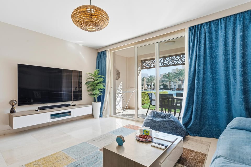 Communal lounge/ TV room, TV and multimedia, Living room, Seating area, Evening entertainment
