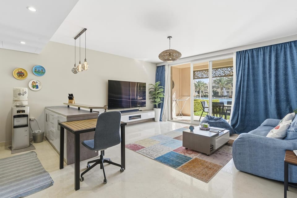 Communal lounge/ TV room, Bed, TV and multimedia, Living room, Photo of the whole room, Seating area, Dining area, Evening entertainment, Bedroom
