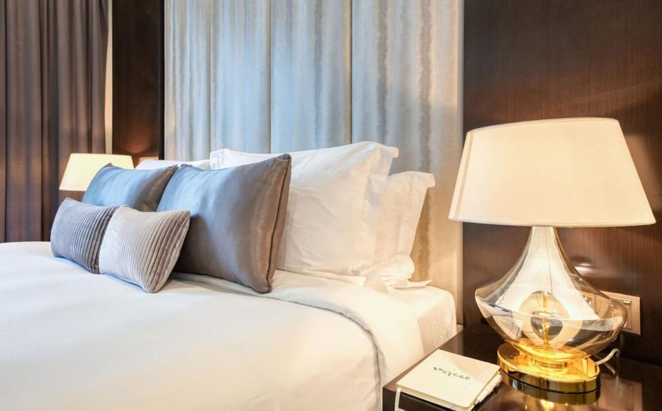 Burj Khalifa View! 2 Bedroom Luxe Apartment with 4 minute walk to Dubai Mall! Pool and Sauna Access! Apartment in Dubai
