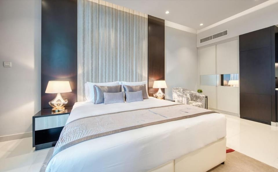 Burj Khalifa View! 2 Bedroom Luxe Apartment with 4 minute walk to Dubai Mall! Pool and Sauna Access! Apartment in Dubai